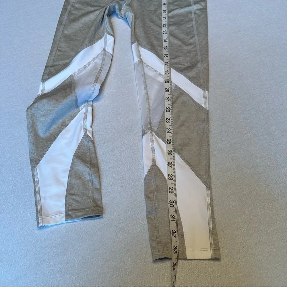 💚 NWOT XERSION LEGGINGS GRAY & WHITE With Mesh Breathable Knee 🔥 🔥 Worn once - Picture 4 of 5